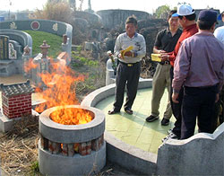 Китайцам запретили жечь на могилах презервативы