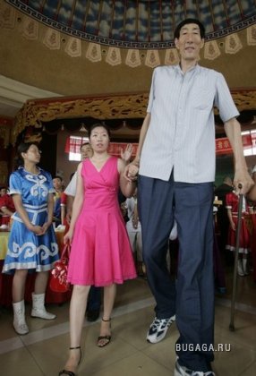 Китайский пастух Бао Ксишун (Bao Xishun) вернул себе тутул самого высокого человека в мире