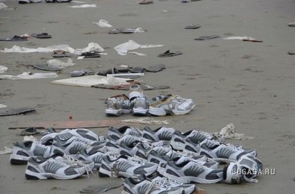 Почему так много кроссовок на берегу?