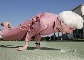 83-летняя бабуля выполняет сложнейшие трюки йоги