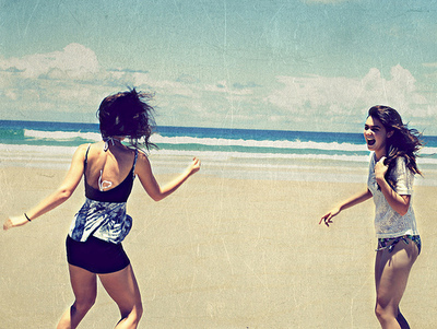 Красивые девушки на пляже Красивые девушки на пляже