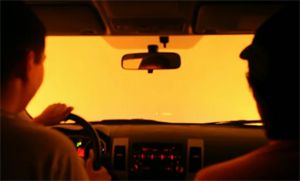 Автомобиль с людьми чудом спасается из лесного пожара