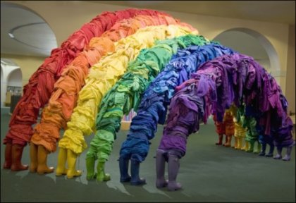 Разноцветные скульптуры из одежды