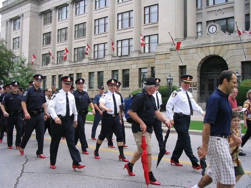 Марш мужчин в женских туфлях