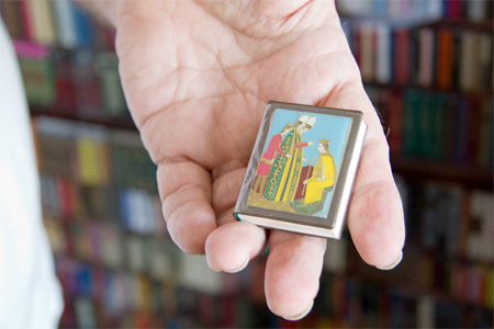 Коллекция самых маленьких книг в мире