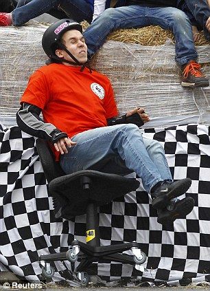 Гонки на офисных креслах Гонки на офисных креслах