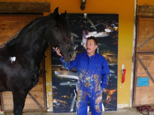 Картины, нарисованные лошадью