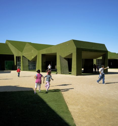 Школа из травы в Испании