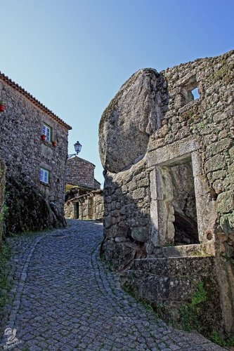 Португальская деревня среди валунов