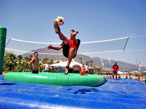 Боссаболл - смесь волейбола, футбола и бразильской капоэйры