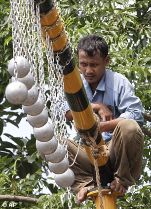 Как власти Индонезии борятся с "зайцами" Как власти Индонезии борятся с "зайцами"