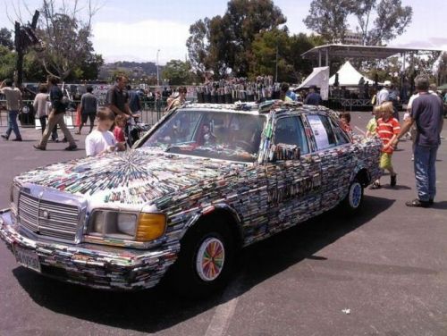 Mercedes-Benz украшенный ручками и фломастерами