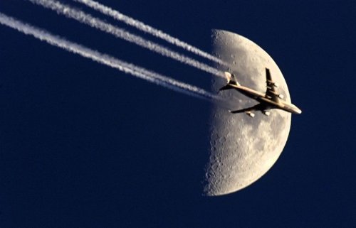 Самолеты на фоне луны и солнца