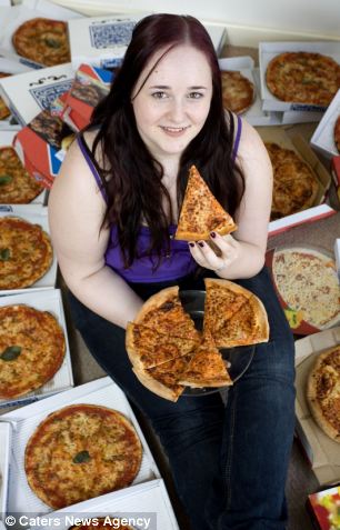 Девушка 8 лет ест одну пиццу Девушка 8 лет ест одну пиццу