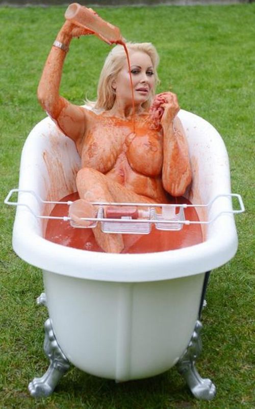 Модель Playboy разделась на площади Лондона Модель Playboy разделась на площади Лондона