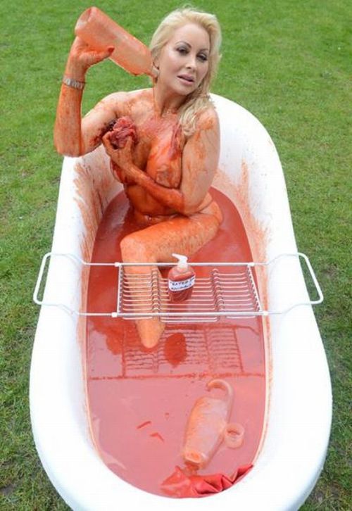 Модель Playboy разделась на площади Лондона Модель Playboy разделась на площади Лондона