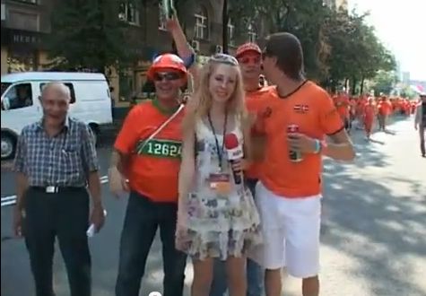 Репортерша против голландских болельщиков
