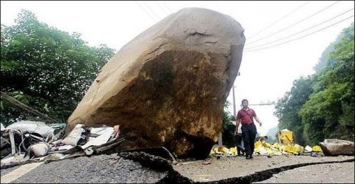 Падение 300-тонного камня