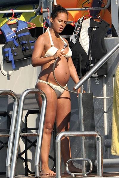 Знаменитости в белоснежных бикини (20 фото) Знаменитости в белоснежных бикини (20 фото)