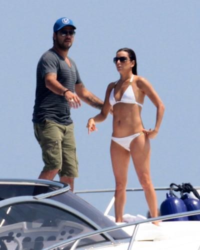 Знаменитости в белоснежных бикини (20 фото) Знаменитости в белоснежных бикини (20 фото)