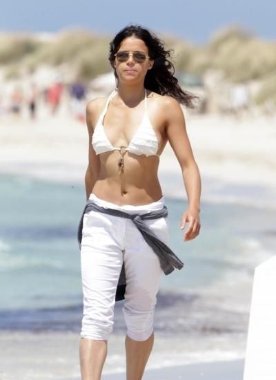 Знаменитости в белоснежных бикини (20 фото) Знаменитости в белоснежных бикини (20 фото)