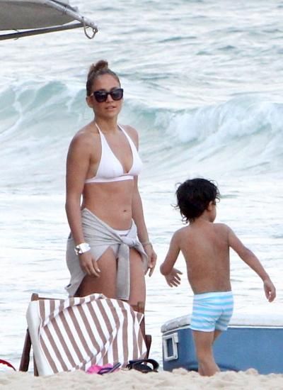 Знаменитости в белоснежных бикини (20 фото) Знаменитости в белоснежных бикини (20 фото)