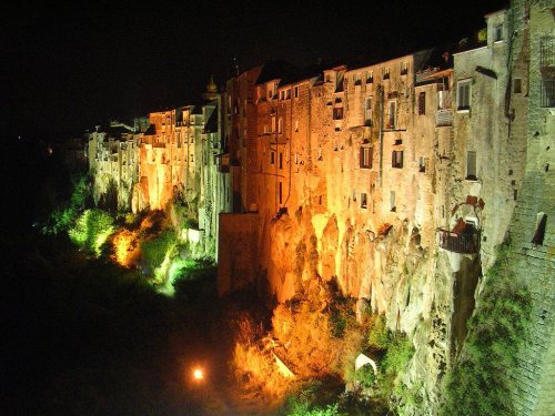 Потрясающий вид города Сант’Агата-де’-Готи