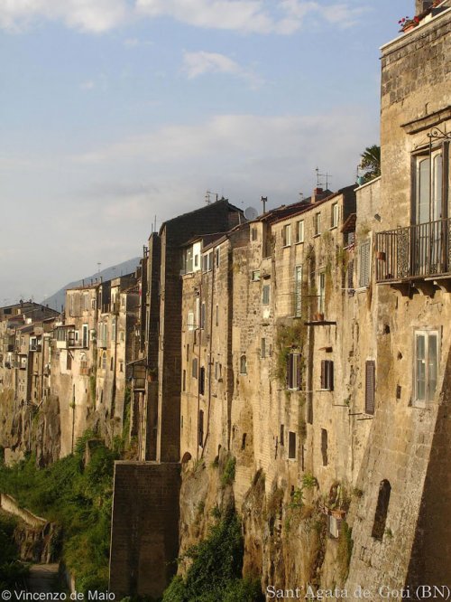 Потрясающий вид города Сант’Агата-де’-Готи