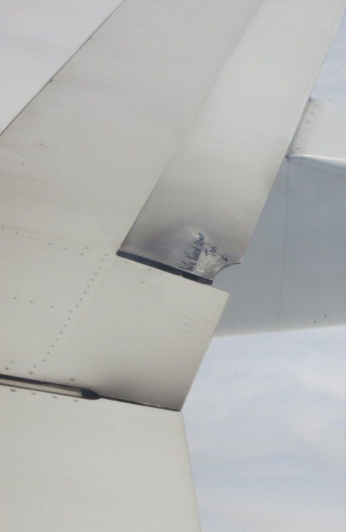 Успокаивающая надпись на крыле самолета