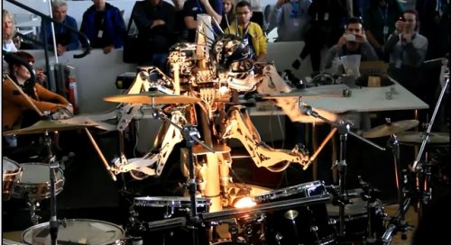 Четырехрукий робот играет на барабанах