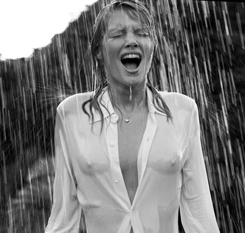 Сексуальные девушки в мокрых футболках Сексуальные девушки в мокрых футболках