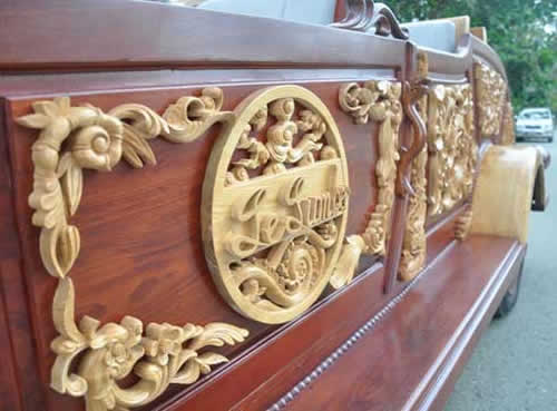 Автомобиль, почти полностью сделанный из дерева