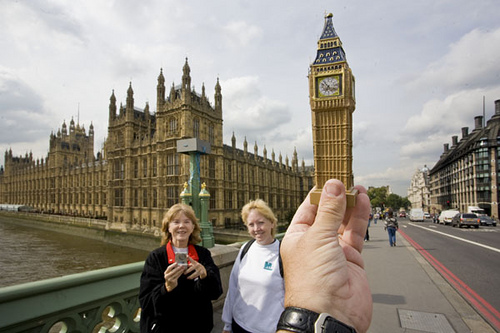 Сувениры, фотографируемые перед настоящими объектами, которые они представляют