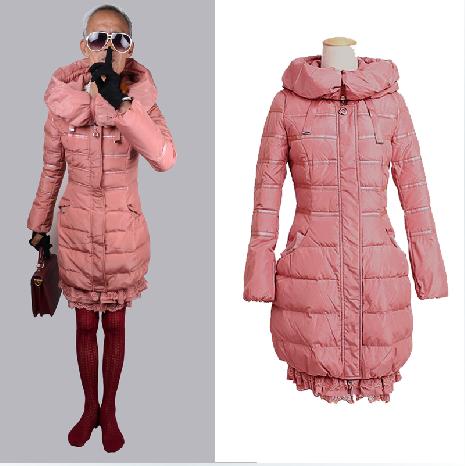 72-хлетний дедушка-модель, демонстрирует женскую одежду 72-хлетний дедушка-модель, демонстрирует женскую одежду