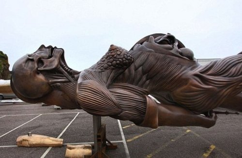 Противоречивая скульптура, созданная Дэмьеном Хирстом в Илфракомбе