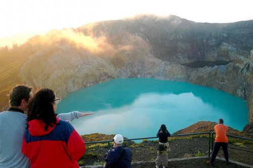 http://www.bugaga.ru/uploads/posts/2012-11/thumbs/1352300013_kelimuturu-3coloured-lake-in-indonesia-19.jpg