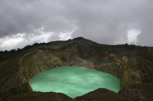 http://www.bugaga.ru/uploads/posts/2012-11/thumbs/1352300019_kelimuturu-3coloured-lake-in-indonesia-15.jpg