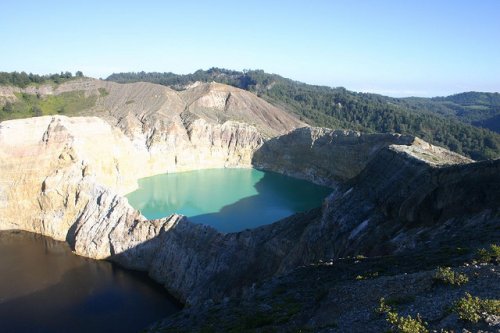 http://www.bugaga.ru/uploads/posts/2012-11/thumbs/1352300041_kelimuturu-3coloured-lake-in-indonesia-11.jpg