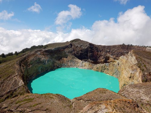 http://www.bugaga.ru/uploads/posts/2012-11/thumbs/1352300044_kelimuturu-3coloured-lake-in-indonesia-10.jpg