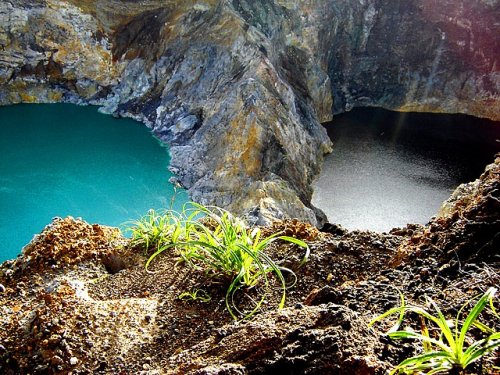 http://www.bugaga.ru/uploads/posts/2012-11/thumbs/1352300044_kelimuturu-3coloured-lake-in-indonesia-8.jpg