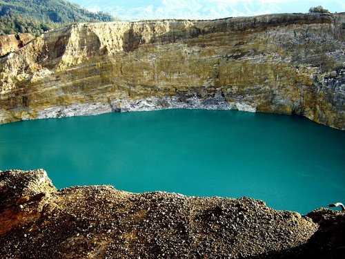 http://www.bugaga.ru/uploads/posts/2012-11/thumbs/1352300052_kelimuturu-3coloured-lake-in-indonesia-17.jpg