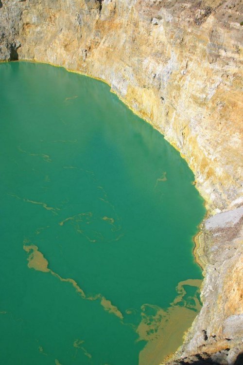 http://www.bugaga.ru/uploads/posts/2012-11/thumbs/1352300052_kelimuturu-3coloured-lake-in-indonesia-18.jpg