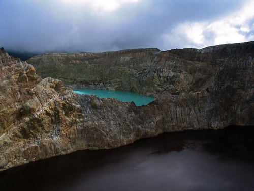 http://www.bugaga.ru/uploads/posts/2012-11/thumbs/1352300055_kelimuturu-3coloured-lake-in-indonesia-16.jpg