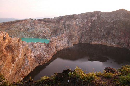 http://www.bugaga.ru/uploads/posts/2012-11/thumbs/1352300063_kelimuturu-3coloured-lake-in-indonesia-1.jpg