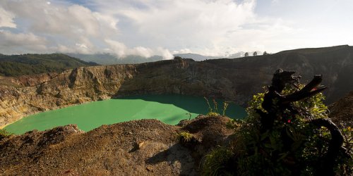 http://www.bugaga.ru/uploads/posts/2012-11/thumbs/1352300094_kelimuturu-3coloured-lake-in-indonesia-9.jpg