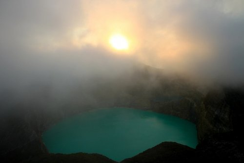http://www.bugaga.ru/uploads/posts/2012-11/thumbs/1352300100_kelimuturu-3coloured-lake-in-indonesia-12.jpg