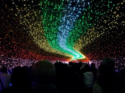 Восхитительные световые композиции на Зимнем фестивале света в Японии