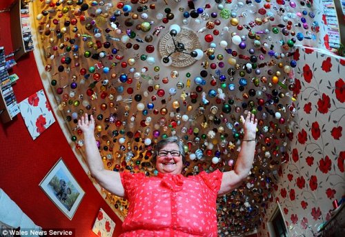 Более 2700 елочных игрушек украшают потолок