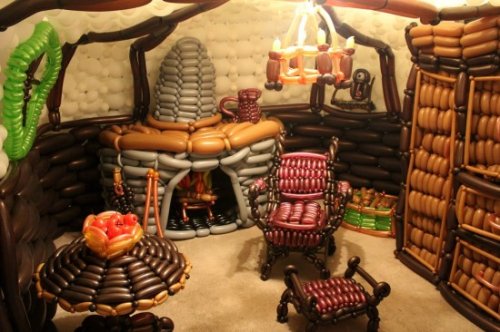 Художник воссоздаёт Бэг-Энд (жилище Бильбо и Фродо) из фильма «Властелин Колец», с помощью 2600 воздушных шариков