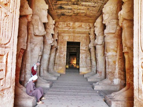 10 Невероятных мест, высеченных в скалах